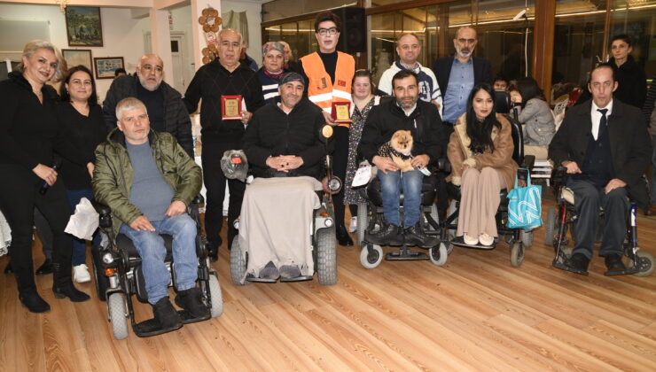 Odyolog Yılmaz! Yılmaz Morgül beyaz önlük giyerek sembolik odyolog oldu ve işitme testi taraması yaptı.