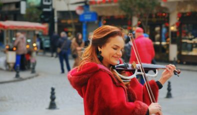 Barış Manço’nun unutulmaz klasiği Kara Sevda, dünyaca ünlü keman sanatçısı Canan Anderson yorumuyla yeniden hayat buldu