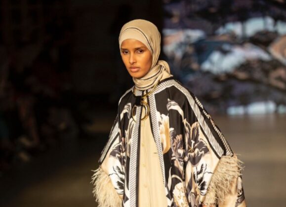 IMANNOOR, ISTANBUL MODEST FASHION WEEK DEFİLESİNDE ÜNLÜ MODEL RAWDAH İLE BÜYÜLEDİ