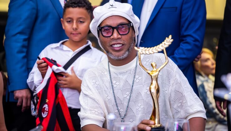 Kıbrıs’ta Yıldızlar Geçidi: Ronaldinho Yavru Vatanı Salladı