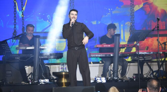 Türk pop müziğinin sevilen sesi Mustafa Ceceli, önceki akşam Kıbrıs Chamada Prestige Hotel’de sahne aldı.