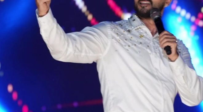 Alanya Belediyesi, 19 Mayıs Atatürk’ü Anma, Gençlik ve Spor Bayramı’nı coşkulu bir şekilde kutladı. Türk pop müziğinin sevilen ismi, müzisyen ve yorumcu Gökhan Özen, binlerce Alanyalıyla buluşarak unutulmaz bir konser verdi.  Kutlamalar, Atatürk Anıtı önünden başlayan geleneksel kortej yürüyüşüyle start aldı. Ellerinde Türk bayraklarıyla yürüyen vatandaşlar, Eski Belediye Binası arkasında kurulan konser alanında buluştu. Yaklaşık 60 bin kişinin katıldığı etkinlikte, Alanya adeta kırmızı beyaza büründü.    Sahneye güçlü bir alkış eşliğinde çıkan Gökhan Özen, enerjisi ve sahne performansıyla izleyenleri mest etti. Eski ve yeni hit şarkılarını seslendiren ünlü sanatçı, 19 Mayıs’a özel olarak gençlik marşını da dev bir koro eşliğinde Türk bayraklarıyla söyledi. Alanı dolduran binlerce kişi, marşlara coşkuyla eşlik etti.  Bayram coşkusunun müzik şölenine dönüştüğü gecede, Gökhan Özen hayranlarına unutamayacakları bir 19 Mayıs armağan etti. Alanya Belediyesi’nin düzenlediği bu anlamlı etkinlik, katılımcılardan tam not aldı.      ​​​​​​​