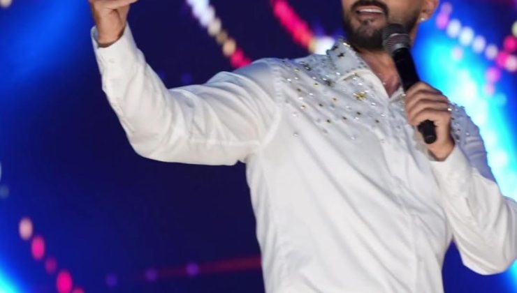 Alanya Belediyesi, 19 Mayıs Atatürk’ü Anma, Gençlik ve Spor Bayramı’nı coşkulu bir şekilde kutladı. Türk pop müziğinin sevilen ismi, müzisyen ve yorumcu Gökhan Özen, binlerce Alanyalıyla buluşarak unutulmaz bir konser verdi.  Kutlamalar, Atatürk Anıtı önünden başlayan geleneksel kortej yürüyüşüyle start aldı. Ellerinde Türk bayraklarıyla yürüyen vatandaşlar, Eski Belediye Binası arkasında kurulan konser alanında buluştu. Yaklaşık 60 bin kişinin katıldığı etkinlikte, Alanya adeta kırmızı beyaza büründü.    Sahneye güçlü bir alkış eşliğinde çıkan Gökhan Özen, enerjisi ve sahne performansıyla izleyenleri mest etti. Eski ve yeni hit şarkılarını seslendiren ünlü sanatçı, 19 Mayıs’a özel olarak gençlik marşını da dev bir koro eşliğinde Türk bayraklarıyla söyledi. Alanı dolduran binlerce kişi, marşlara coşkuyla eşlik etti.  Bayram coşkusunun müzik şölenine dönüştüğü gecede, Gökhan Özen hayranlarına unutamayacakları bir 19 Mayıs armağan etti. Alanya Belediyesi’nin düzenlediği bu anlamlı etkinlik, katılımcılardan tam not aldı.      ​​​​​​​