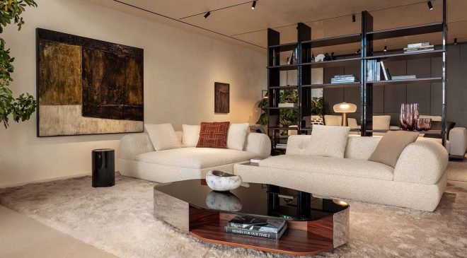 Minotti, Limasol’daki Yeni Amiral Mağazasını Açtı  Limasol, Kıbrıs – İtalyan lüks mobilya markası Minotti, Kıbrıs’taki büyümesini sürdürüyor. Markanın adadaki ikinci adresi olan Minotti Limassol amiral mağazası, kapılarını resmi olarak açtı. Minotti’nin Akdeniz’in kalbine taşıdığı bu yeni mekan, İtalyan tasarım anlayışını çağdaş zarafetle buluşturuyor.  Yeni mağaza, Limasol’un gözde projelerinden Trilogy’de, 28 Ekim Caddesi üzerinde konumlanıyor. C. Askotis Retail Ltd iş birliğiyle hayata geçirilen Minotti Limassol, sofistike çizgileri ve dünyaca ünlü tasarımcılarla yapılan iş birliklerini yansıtan özgün bir iç mekan sunuyor. Rodolfo Dordoni, Marcio Kogan / Studio MK27, Nendo, GamFratesi ve diğer pek çok tasarımcının imzasını taşıyan koleksiyonlar, ziyaretçileri eşsiz bir tasarım yolculuğuna çıkarıyor.  Minotti Limassol, yalnızca bir mağaza değil, aynı zamanda Akdeniz’de tasarım ve lüks yaşam tarzı için yeni bir buluşma noktası olmayı hedefliyor. Ziyaretçiler, modern yaşam alanlarına ilham verecek mobilya, dekorasyon ve iç mimarlık çözümlerini deneyimleme fırsatı buluyor.