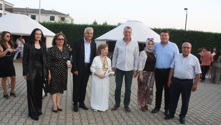 BEDİA AKARTÜRK’ÜN HAYATINDAN İLHAMLA TASARLANAN KIYAFETLER PODYUMDA