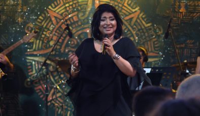 Ben Deniz Alaçatı’da Sahnede: “Tatil Yaparken Çalışıyorum!”