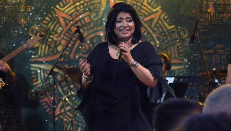 Ben Deniz Alaçatı’da Sahnede: “Tatil Yaparken Çalışıyorum!”