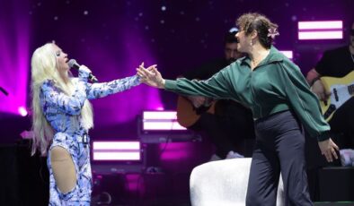 MÜZİĞİN RENKLİ İSMİ ECE SEÇKİN’DEN AÇIKHAVADA DEV PERFORMANS 