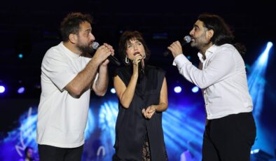 Sanatçılara Çiçek Yerine Çocuklara Çanta  13. Yıl Coşkusu AÇEV Bağışıyla Anlam Kazandı