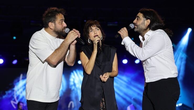 Sanatçılara Çiçek Yerine Çocuklara Çanta  13. Yıl Coşkusu AÇEV Bağışıyla Anlam Kazandı