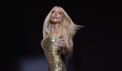 GÜLŞEN KIBRIS’TA ZAFER BAYRAMI COŞKUSU YAŞATTI 2000 KİŞİLİK KONSERDE IŞILTILI SAHNE ŞOVU