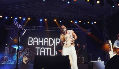 Pendik Kahve Festivali’nde sahne alan ünlü sanatçı Bahadır Tatlıöz, muhteşem performansıyla on binleri coşturdu.