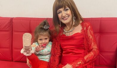 GÜLDEN KARABÖCEK TORUNUYLA İLK KEZ POZ VERDİ…