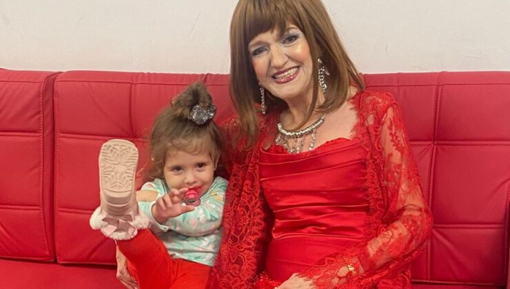 GÜLDEN KARABÖCEK TORUNUYLA İLK KEZ POZ VERDİ…