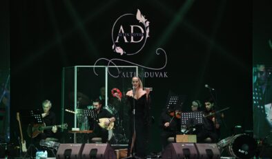 “Ben Kimseye Küs Değilim!” – Niran Ünsal İzmir’de Sessizliği Bozdu