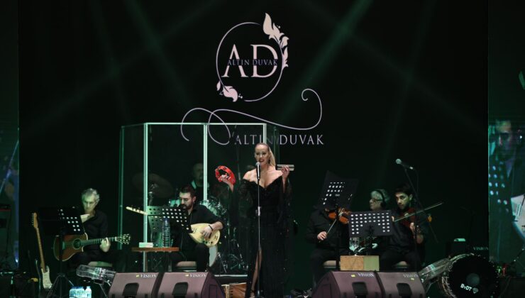 “Ben Kimseye Küs Değilim!” – Niran Ünsal İzmir’de Sessizliği Bozdu