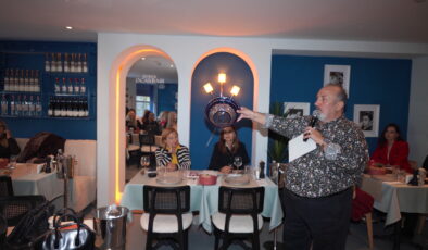 Boğazda Sanat Rüzgarı, Uğur Batur’un Müzayedesi Büyük İlgi Gördü  Sanat, Stil ve Lezzet Aynı Masada: Bebek’te Özel Müzayede Gecesi