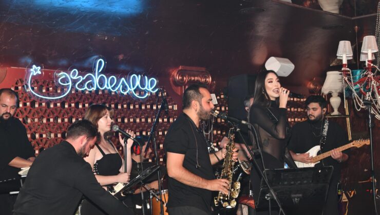 ECE GÜRSEL’DEN SAHNE ÖNCESİ AÇIKLAMALAR: “AŞKA UZAĞIM, İŞLER ÇOK YOĞUN”