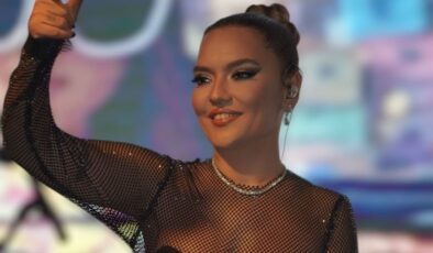 Demet Akalın, tarzıyla da geceye damgasını vurdu…