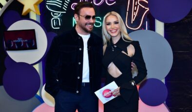 SİNAN AKÇIL’DAN ZEYNEP BOZKAYA’YA SÜRPRİZ ŞARKI!