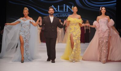 ÜNLÜ MANKENLERDEN NET MESAJ: “BAYRAĞIMIZ KIRMIZI ÇİZGİMİZDİR”