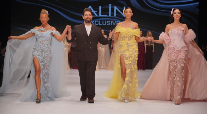 ÜNLÜ MANKENLERDEN NET MESAJ: “BAYRAĞIMIZ KIRMIZI ÇİZGİMİZDİR”