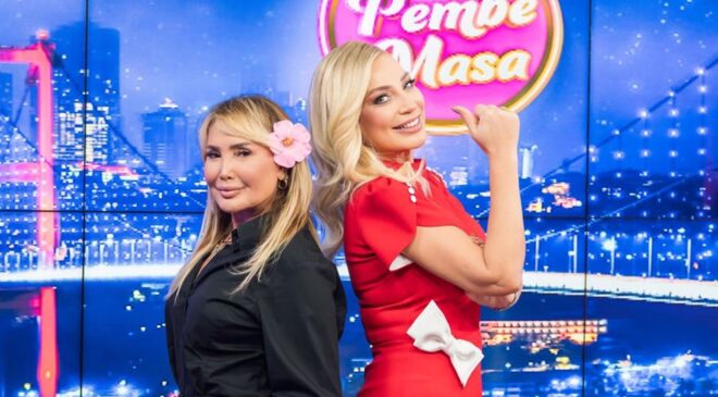 ÖZLEM ESRA ADA’NIN SUNDUĞU PEMBE MASA’NIN BU HAFTAKİ KONUĞU DOKSANLI YILLARIN EFSANE İSMİ YONCA EVCİMİK OLDU