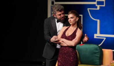 “Kaç Para Bi Fön?” Oyunu Prömiyerde Ayakta Alkışlandı