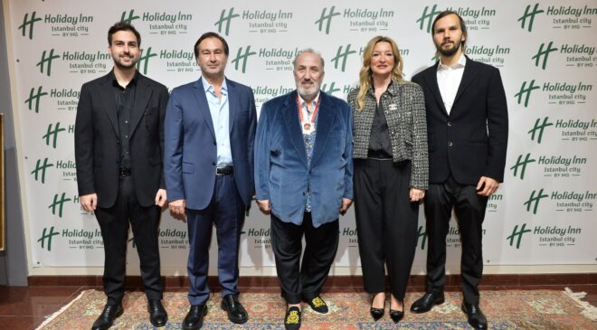 UĞUR BATUR’DAN MEHMETÇİKLER İÇİN ANLAMLI MÜZAYEDE