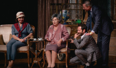 Nevra Serezli’nin tiyatroya döndüğü 11 ödüllü  Ağaçlar Ayakta Ölür Veda ediyor 