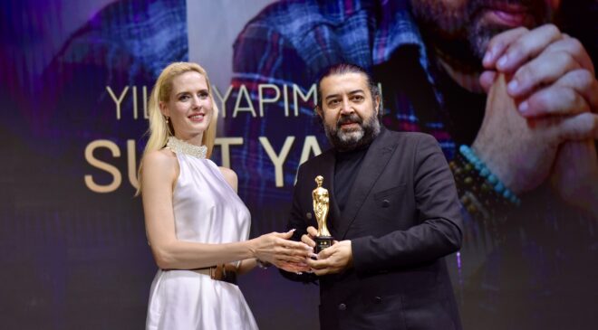 SUAT YANÇ “YILIN EN İYİ YAPIMCISI” ÖDÜLÜNÜ ALDI