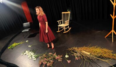 İNCİ TÜRKAY LONDRA PRÖMİYERİNDE AYAKTA ALKIŞLANDI