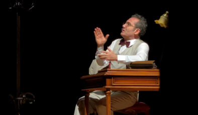 Ünlü sanatçı Ferhat Göçer, tek kişilik müzikali Sabahattin Ali- Aldırma Gönül müzikaliyle EÜ Atatürk Kültür Merkezi’ni dolduran İzmirliler’e muhteşem bir gece yaşattı