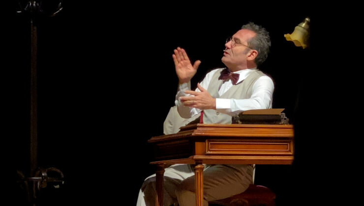 Ünlü sanatçı Ferhat Göçer, tek kişilik müzikali Sabahattin Ali- Aldırma Gönül müzikaliyle EÜ Atatürk Kültür Merkezi’ni dolduran İzmirliler’e muhteşem bir gece yaşattı