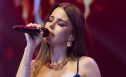 Mavi Elbiseli Simge Geceye Damga Vurdu