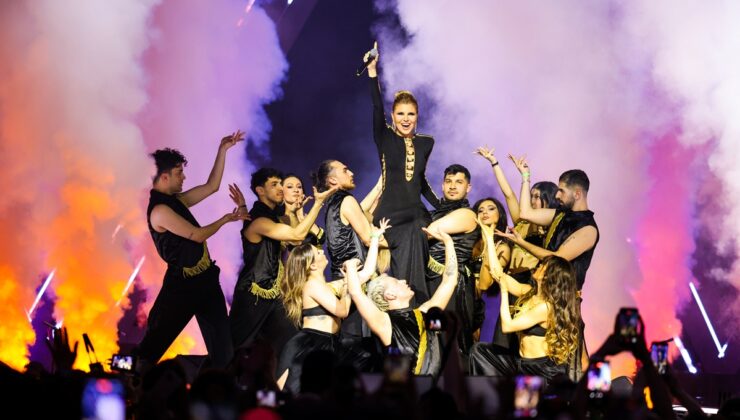 Gülben Ergen ve Mustafa Sandal’dan sahnede sürpriz düet