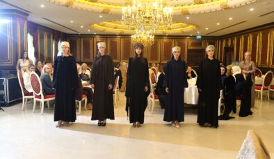 Modacı Emel Kulüp, markası Garzia ile Paris Modest Fashion Week’te göz doldurdu.