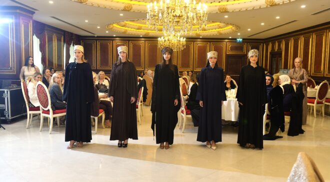 Modacı Emel Kulüp, markası Garzia ile Paris Modest Fashion Week’te göz doldurdu.