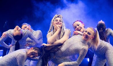 Atiye tarzıyla hem de enerjisiyle geceye damga vurdu…..