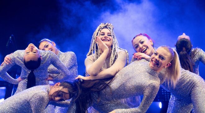 Atiye tarzıyla hem de enerjisiyle geceye damga vurdu…..