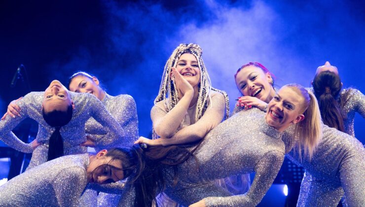 Atiye tarzıyla hem de enerjisiyle geceye damga vurdu…..