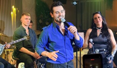 Grek Müziğinin Kalbi Zorba’da Attı! Cem Belevi, Penelope Nelly’i Sahnesinde Yalnız Bırakmadı