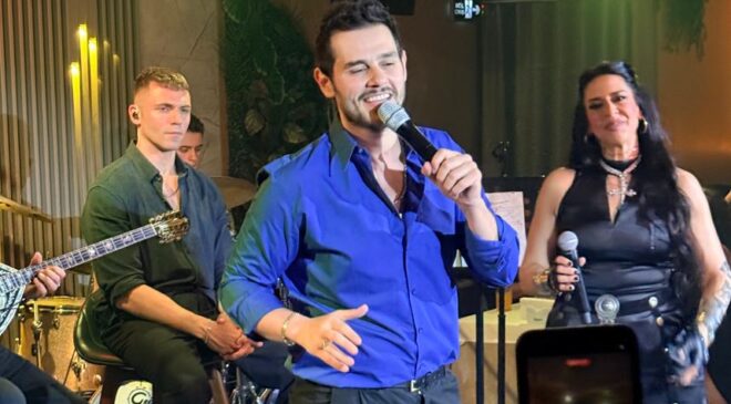 Grek Müziğinin Kalbi Zorba’da Attı! Cem Belevi, Penelope Nelly’i Sahnesinde Yalnız Bırakmadı