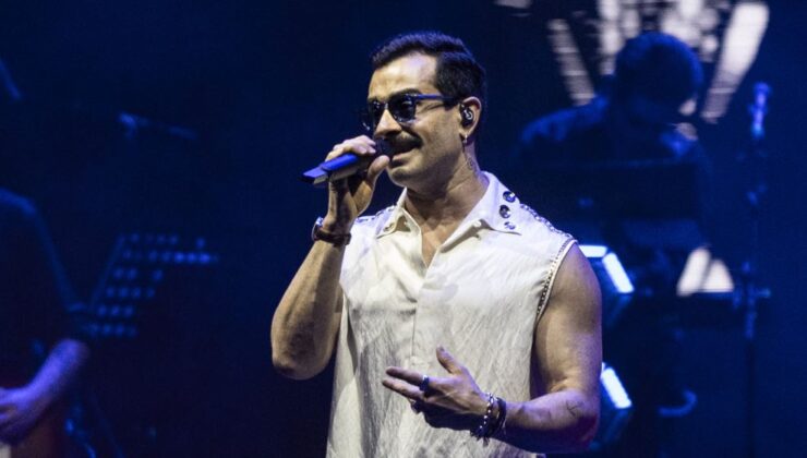 Antalya Açıkhava’da müzikseverlerle buluşan Gökhan Türkmen’in konserinde 7 evlenme teklifi yapıldı