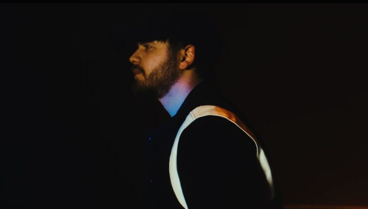 Duygusal anlatımı ve modern müzik tarzıyla dikkat çeken genç sanatçı Taha Şen, yeni çalışması “İmkansızdık” ile dinleyicisinin karşısına çıktı.