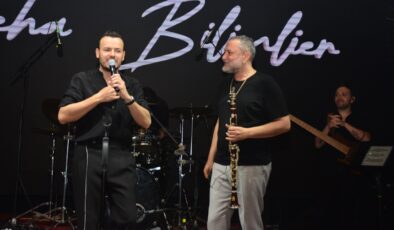 DEHA BİLİMLİER’DEN SOKAK HAYVANLARI İÇİN ANLAMLI GECE İZMİR’DE YARDIM GECESİNDE SAHNE ALDI