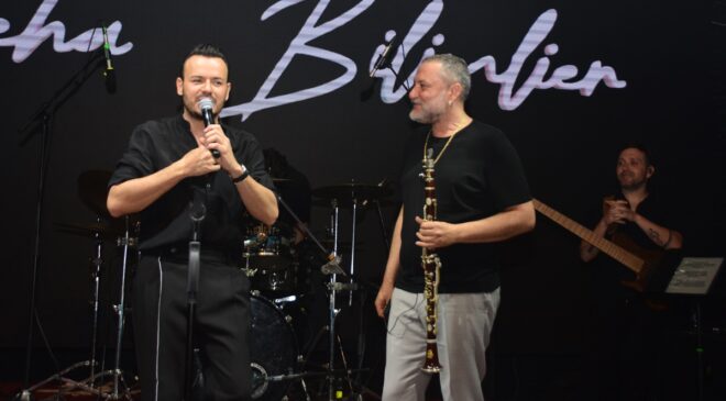 DEHA BİLİMLİER’DEN SOKAK HAYVANLARI İÇİN ANLAMLI GECE İZMİR’DE YARDIM GECESİNDE SAHNE ALDI
