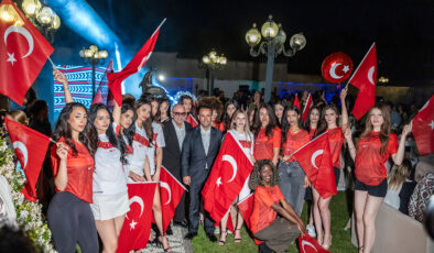A Milli Futbol Takımı’na moral gecesi… Milli formalar ve bayraklarla podyuma çıktılar moral verdiler..