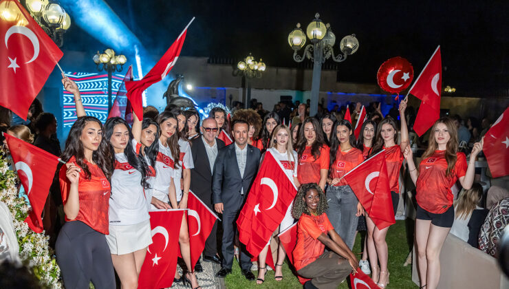 A Milli Futbol Takımı’na moral gecesi… Milli formalar ve bayraklarla podyuma çıktılar moral verdiler..
