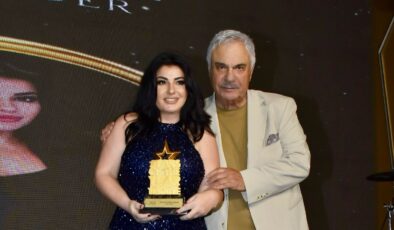 EBRU TORUN’A ÖDÜLÜNÜ HALİL ERGÜN VERDİ!